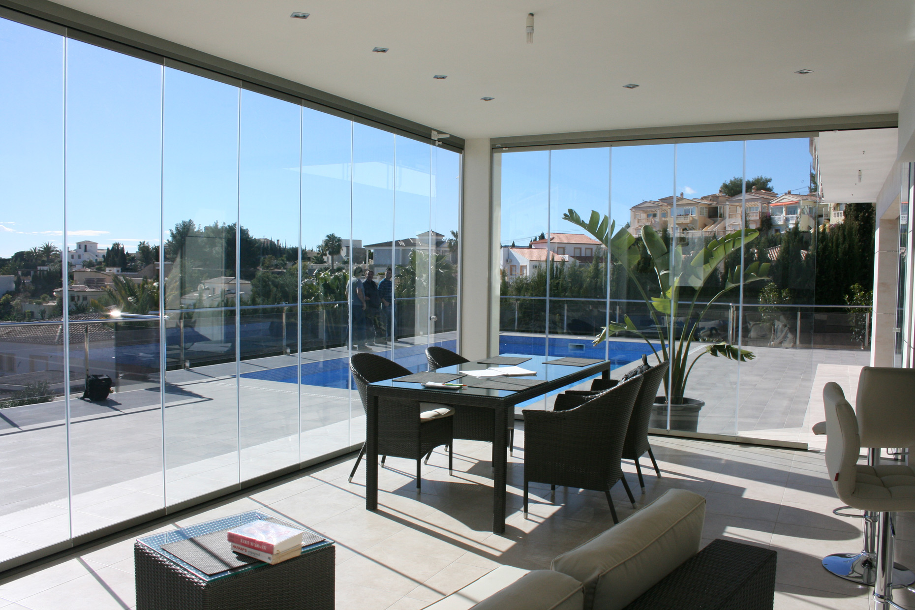 Cerramiento de cristal instalado por Aluminios Lara